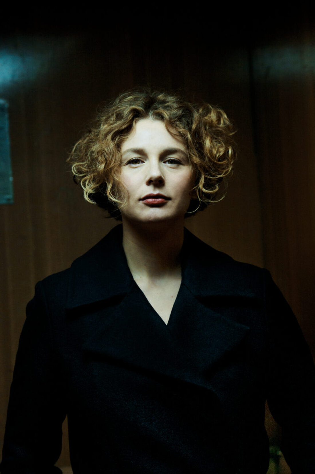 Schwandorf. OVIGO landet für die Eigenproduktion "SAD-88" einen Besetzungscoup. Das Oberpfälzer Theater konnte Schauspielerin Anna Maria Sturm gewinnen.  Das Stück thematisiert den rechtsterroristischen Anschlag auf das Habermeier-Haus in Schwandorf von 1988.