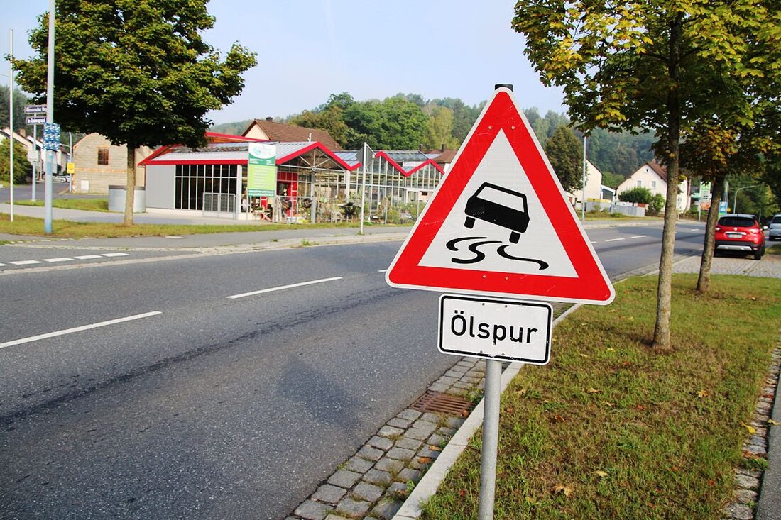 Theisseil/Letzau. Die Polizei sucht nach einem Autofahrer, der für eine Ölspur zwischen Letzau und Remmelberg/Zeßmannsrieth verantwortlich sein soll. Offensichtlich beging der Unbekannte Fahrerflucht.  Die Ölspur auf der Staatsstraße 2166 – zwischen [&hellip;]