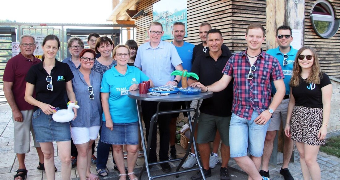 Eschenbach. Marcus Gradl, Bürgermeisterkandidat aus Eschenbach hatte zum Talk am Rußweiher geladen. Zusammen mit vielen Unterstützern traf er sich mit Bürgern zu Gesprächen. „Blaualgen tun uns nix beim reden“, war dann [&hellip;]