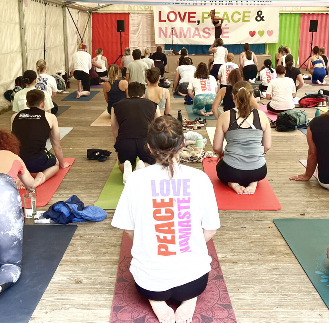 [Advertorial] Fuchsmühl. Mit dem Motto „Love, Peace & Namaste“ verwandelt sich der idyllische Waldbadeweiher in Fuchsmühl im Sommer 2026 wieder in ein Paradies für Körper, Geist und Seele. Das dritte Stoawold Yoga Festival steht an!