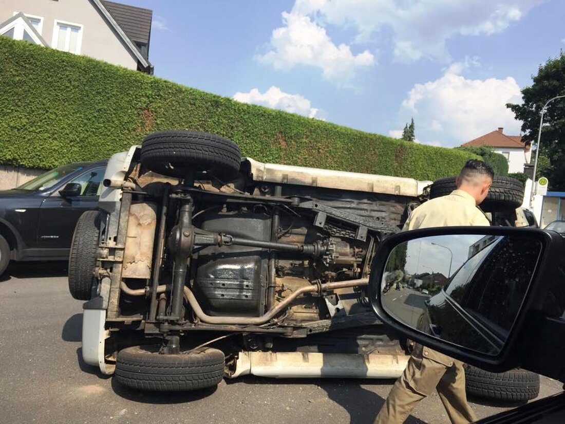 Weiden. Gegen 16:15 hat sich im Stadtgebiet in der Leuchtenbergerstraße ein Pkw bei einem Verkehrsunfall überschlagen. Die Polizei ist vor Ort. Mehr über die Hintergründe in Kürze auf OberpfalzECHO! (Bilder: Privat)