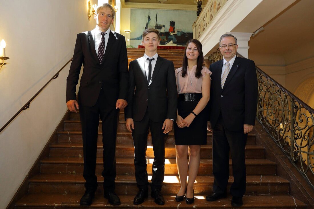 Weiden. Auch in diesem Jahr haben die Auszubildenden der Volksbank Top-Ergebnisse erzielt. Anna-Maria Stier aus Bärnau und Constantin Schäfer aus Parkstein gehören zu den 80 besten Auszubildenden des Abschlussjahrgangs 2014/2015 der [&hellip;]