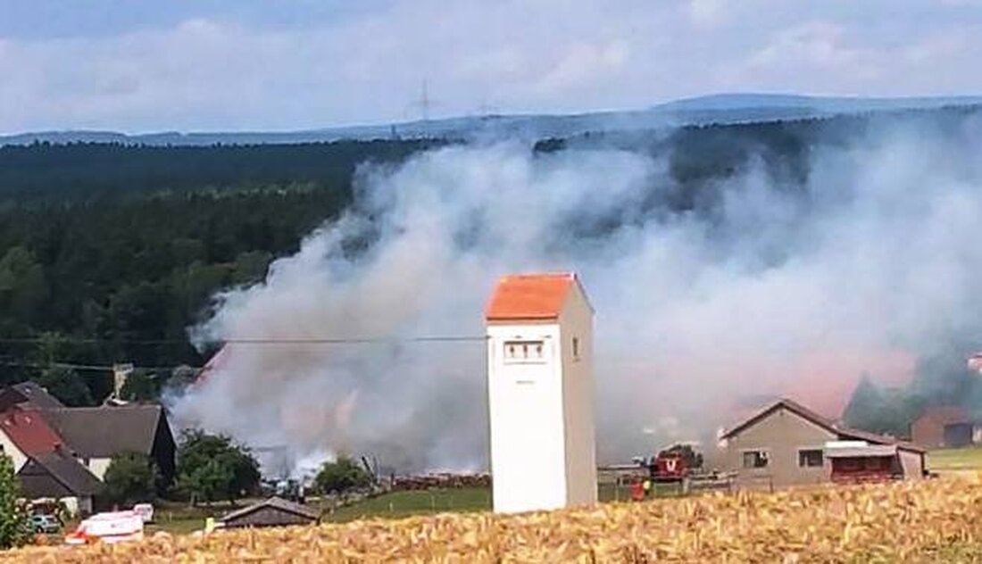 Mantel. Heute Nachmittag brannte es in fünf Scheunen in Rupprechtsreuth. Bei dem Großbrand waren 100 Feuerwehrmänner und -frauen im Einsatz. Drei von ihnen wurden bei dem Einsatz leicht verletzt Gegen kurz [&hellip;]