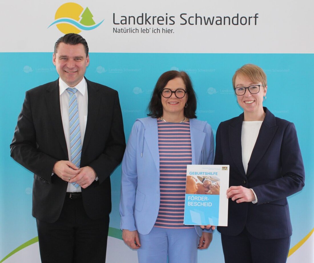 Schwandorf. Landrat Thomas Ebeling hat das St. Barbara Krankenhaus in Schwandorf besucht. Er überreichte einen wichtigen Förderbescheid. Es geht um eine große Summe für die Geburtshilfe.
