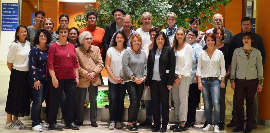 Weiden. „Vor 20 Jahren waren wir mega-gscheid“ – mit diesem Satz lud der Kurs 1995/1998 der Berufsfachschule für Krankenpflege am Klinikum Weiden zum Klassentreffen ein. Beim Sektempfang im Klinikum Weiden begrüßte [&hellip;]