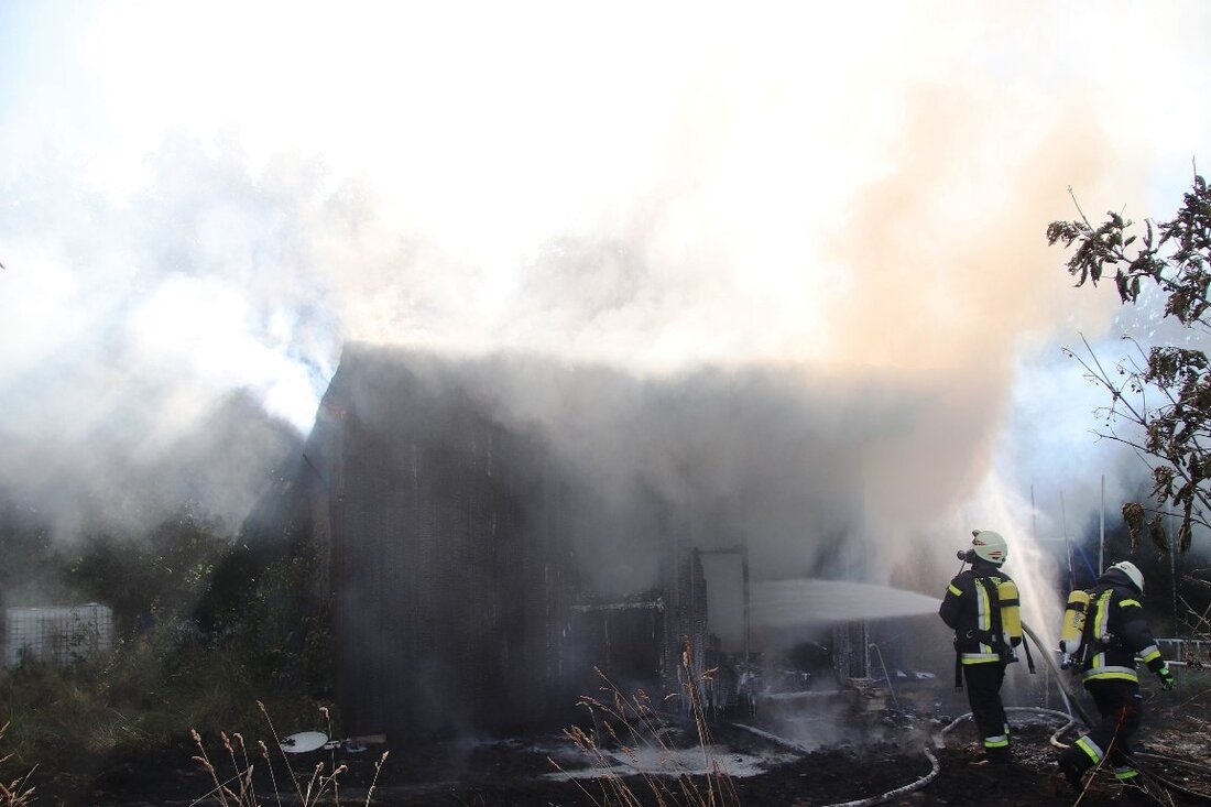 Eschenbach. Am Mittwochnachmittag gegen 17 Uhr meldete ein Passant den Brand einer Gartenhütte oberhalb des Wohngebietes „Am Kalkofen“ an der St2168. Beim Eintreffen der ersten Kräfte brannte das Häuschen bereits [&hellip;]