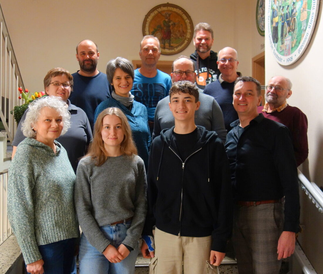 Weiden. Bei Kanu-Weiden wurden 12 Mitglieder zu Rettungsschwimmern ausgebildet, wobei sie verschiedene Schwimmtechniken und das Abschleppen erlernten. Alle Teilnehmer erhielten nach Abschluss ihrer Ausbildung durch Andrea Glaubitz von der DLRG einen bronzenen oder silbernen Ausweis.