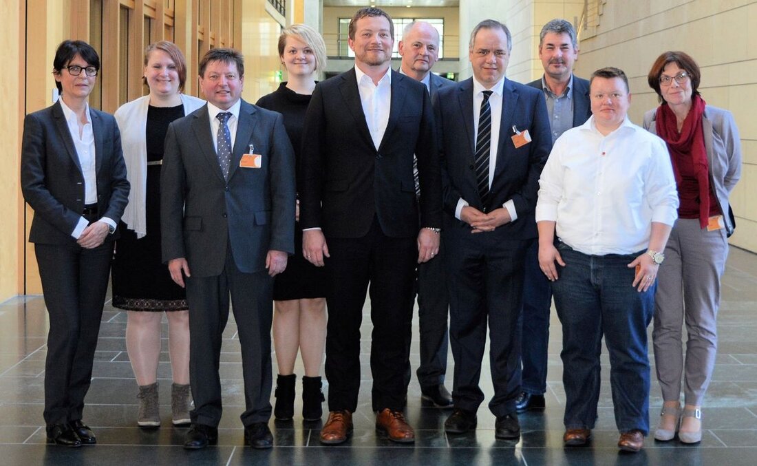 Weiden/Berlin. „Die Mitarbeitervertreterinnen und -vertreter der Philatelie Weiden haben ihren Betrieb im besten Licht präsentiert“, fasst der Bundestagsabgeordnete Uli Grötsch das konstruktive Gespräch an dem auch der Präsident des Bundesamts für [&hellip;]