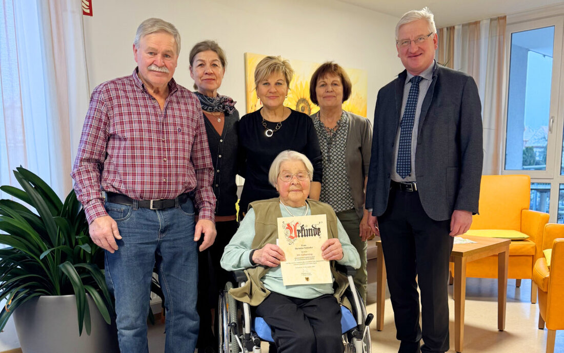 Erbendorf. Hermine Schieder feierte ihren 100. Geburtstag im Caritas-Altenheim, begleitet von Familie und Stadtvertretern.