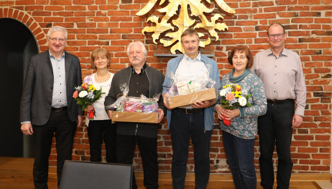 Erbendorf. In den Ruhestand verabschiedete Bürgermeister Johannes Reger gleich zwei langjährige Mitarbeiter. Bei einer Feierstunde dankte er Werner Bregler und Bernhard Fütterer für ihr Engagement. 