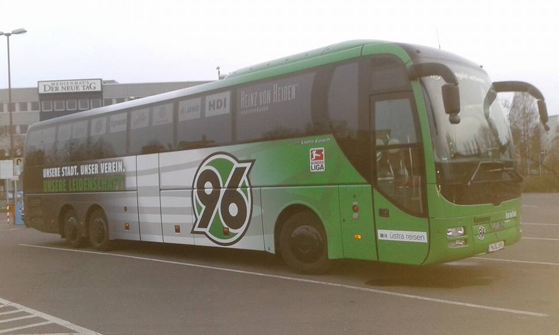 Weiden. Noch am Wochenende war der Hertie-Parkplatz voller Food-Trucks – und schon heute die nächste Sensation. Seit gestern parkt dort nämlich ein Bus von Hannover 96. Was aber wollen die [&hellip;]