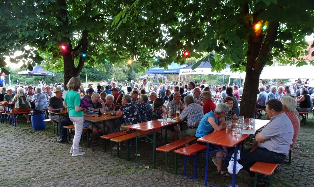 Pfreimd. Der OWV Pfreimd feierte sein 125-jähriges Jubiläum und 50 Jahre Emmausklause mit einem Fest im Pfarrgarten, das kulinarisch und musikalisch begeisterte. Eine Ausstellung und Festschrift dokumentierten eindrucksvoll die Vereinsgeschichte.