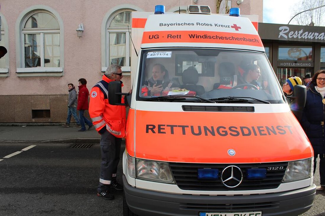 Tirschenreuth. Der Fahrer eines Kleintransporters beschädigte mit seinem Anhänger einen BRK-Transporter. Dabei entstand ein Schaden von rund 1.000 Euro. Am Mittwoch kurz vor 12.00 Uhr fuhr der Fahrer eines weißen [&hellip;]
