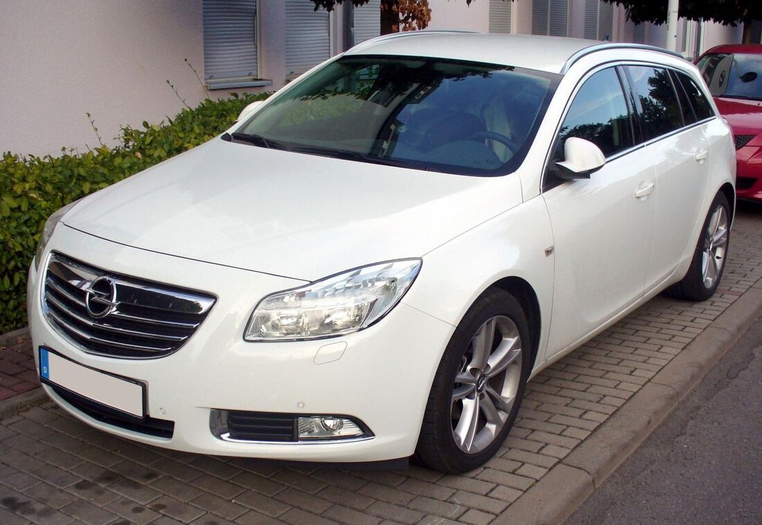 Tirschenreuth. Zwei Opel Insignia und zwei Kennzeichenpaare von Fahrzeugen, die ebenfalls auf dem Gelände eines Autohauses in der Äußeren Regensburger Straße abgestellt waren, fehlen seit den Nachtstunden von Donnerstag, 15.10.2015 [&hellip;]