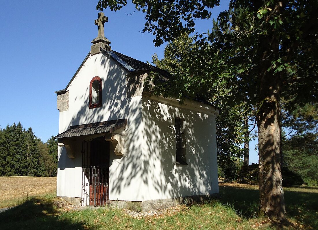Tirschenreuth. An der Schirmerkapelle in der Rothenbürger Straße bei Tirschenreuth wurde eine Heiligenfigur gestohlen. Zunächst schlug ein Unbekannter die Glasscheibe eines Schaukastens über der Eingangstür der Schirmerkapelle ein und warf [&hellip;]