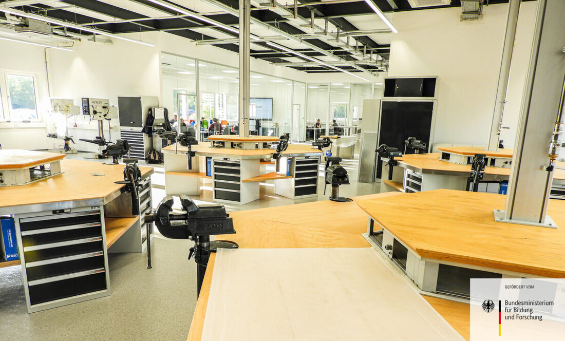 Weiherhammer. Das Überbetriebliche Bildungszentrum in Ostbayern erhält 1,3 Millionen Euro vom Bundesministerium für Bildung und Forschung. Die Förderung dient der Modernisierung der Ausbildung und dem Ausbau digitaler Lernmethoden.