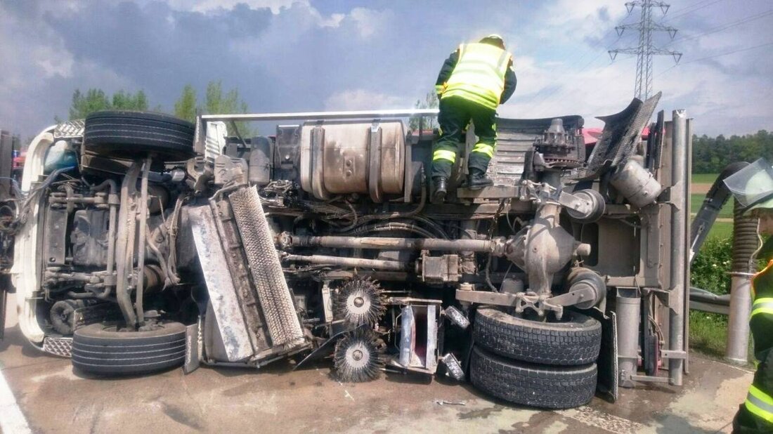 Luhe-Wildenau. Auf der Autobahn A93 zwischen Luhe-Wildenau und Weiden Süd ist eine Kehrmaschine umgekippt. Es kommt zu erheblichen Behinderungen. Heute gegen 14 Uhr ist auf der A93 eine Kehrmaschine umgekippt. [&hellip;]
