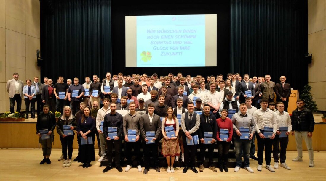 Weiden. In der Max-Reger-Halle wurden 137 Gesellen aus der Handwerksbranche feierlich freigesprochen. Die Veranstaltung zeichnete sich durch Festreden, musikalische Umrahmung und Ehrungen für herausragende Prüfungsleistungen aus.