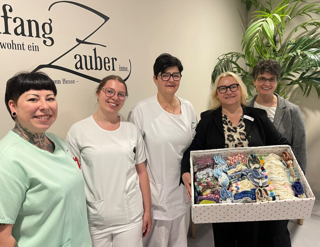 Weiden. Notburga Zielbauer hat 111 Paar Babysöckchen für die Geburtshilfe am Klinikum Weiden gestrickt, weitere 27 Paar kamen von Frauen aus Neuhaus. Die Söckchen werden an Eltern von Neugeborenen verteilt.