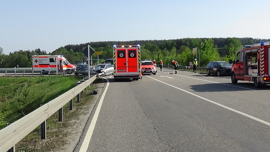 Trabitz/Zessau. An der Kreuzung St2665 und der B299 bei Zessau gab es heute einen Unfall mit zwei Autos. Drei Menschen sind dabei verletzt worden. Gekracht hat es gegen 16.20 Uhr. [&hellip;]