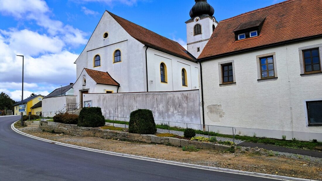 Tirschenreuth. Der Freistaat stärkt mit ELER-Mitteln die ländlichen Räume. Wald, Schönthal und Bärnau erhalten Zuschüsse für Straßenausbau, sicheren Friedhofsparkplatz und die Aufwertung des Kirchvorplatzes.