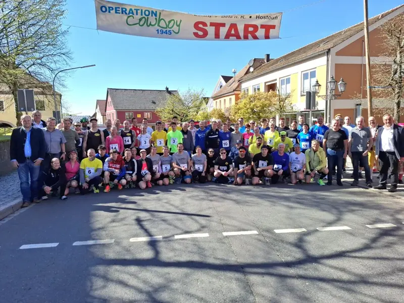 Auf den Spuren der Operation Cowboy: Friedensstaffellauf verbindet Eslarn und Hostoun
