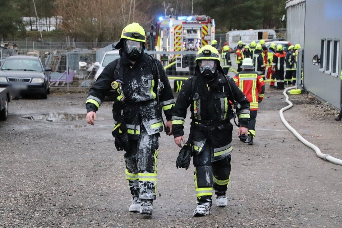 Hütten. Mit dem Alarmstichwort “Brand Gewerbe/Industrie” schickte die Integrierte Leitstelle am Freitagnachmittag gegen 16 Uhr insgesamt elf Feuerwehren in den Parksteiner Weg ins Industriegebiet nach Hütten. Dort kam es nach [&hellip;]