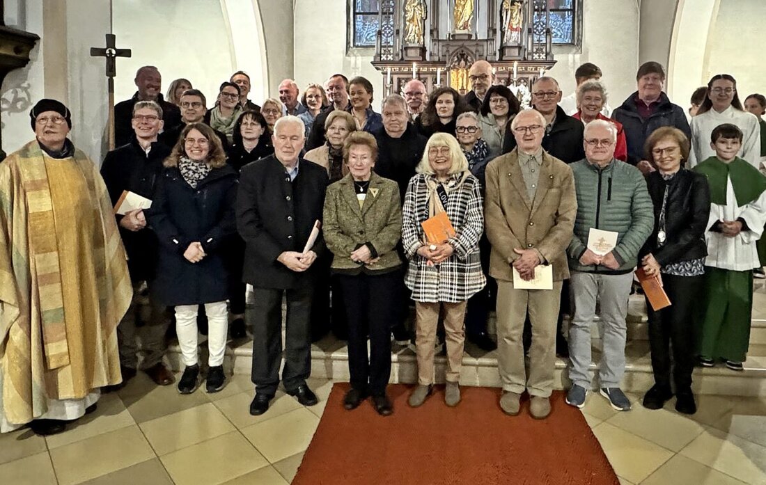 Rothenstadt. 15 Paare feierten unterschiedlich lange Ehejubiläen in der Pfarrkirche St. Marien. Sie erneuerten ihr Eheversprechen und erhielten Segen, Urkunden sowie Erinnerungsgeschenke.