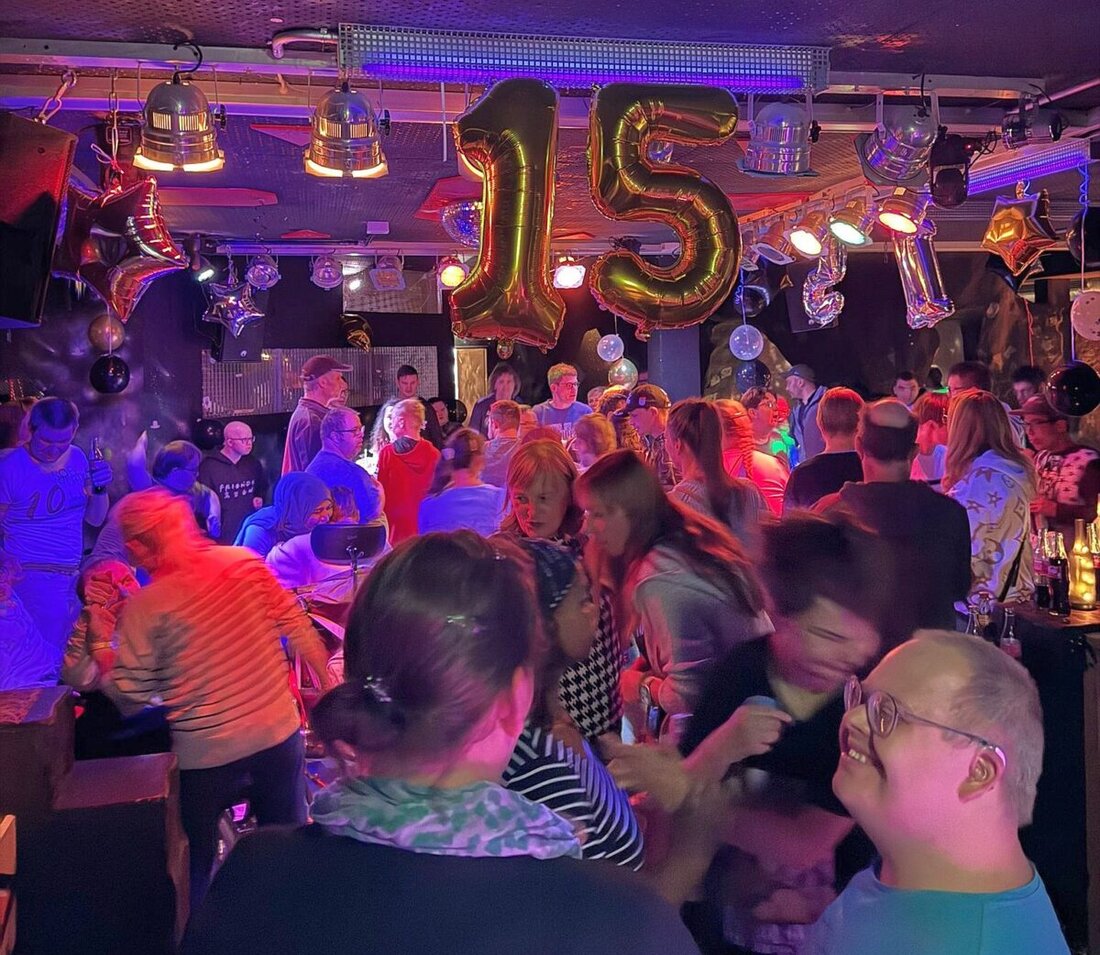 Weiden. Die Inklusionsdisco JuZ Club feierte mit rund 150 Gästen ihren 15. Geburtstag, komplett mit Live-Musik, Gratispizza und einer Verlobungsankündigung.