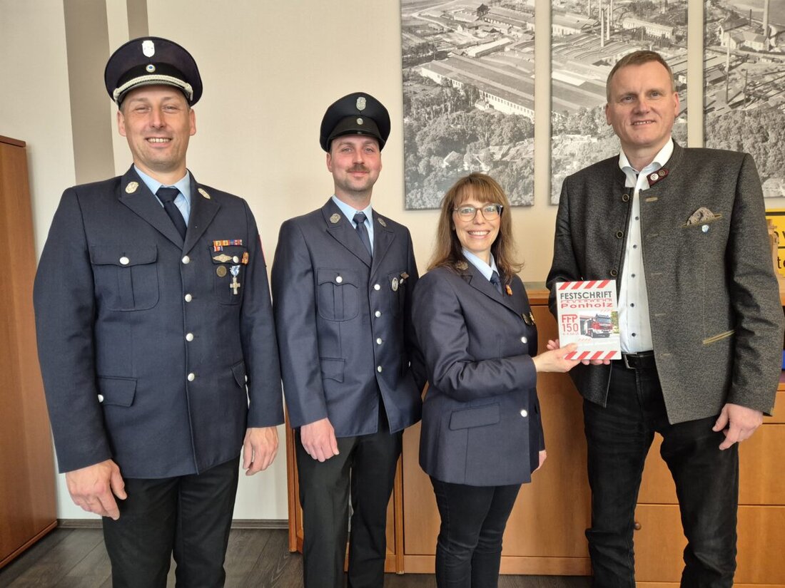 Maxhütte-Haidhof. Die Freiwillige Feuerwehr Ponholz feiert 150 Jahre mit einer Festschrift und lädt zum dreitägigen Fest vom 4. bis 6. Juli 2025 ein. Das erste Exemplar wurde dem Schirmherrn, Bürgermeister Rudolf Seidl, im Rathaus überreicht.
