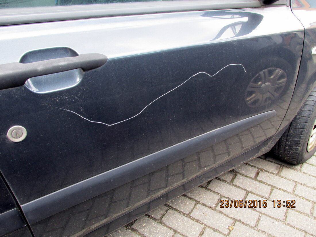 Grafenwöhr. In der Nacht von Samstag auf Sonntag hat ein Unbekannter in der Eichendorffstraße in Grafenwöhr mehrere parkende Autos verkratzt. Die Sachbeschädigung begann in Höhe von Hausnummer 29 in Fahrtrichtung [&hellip;]