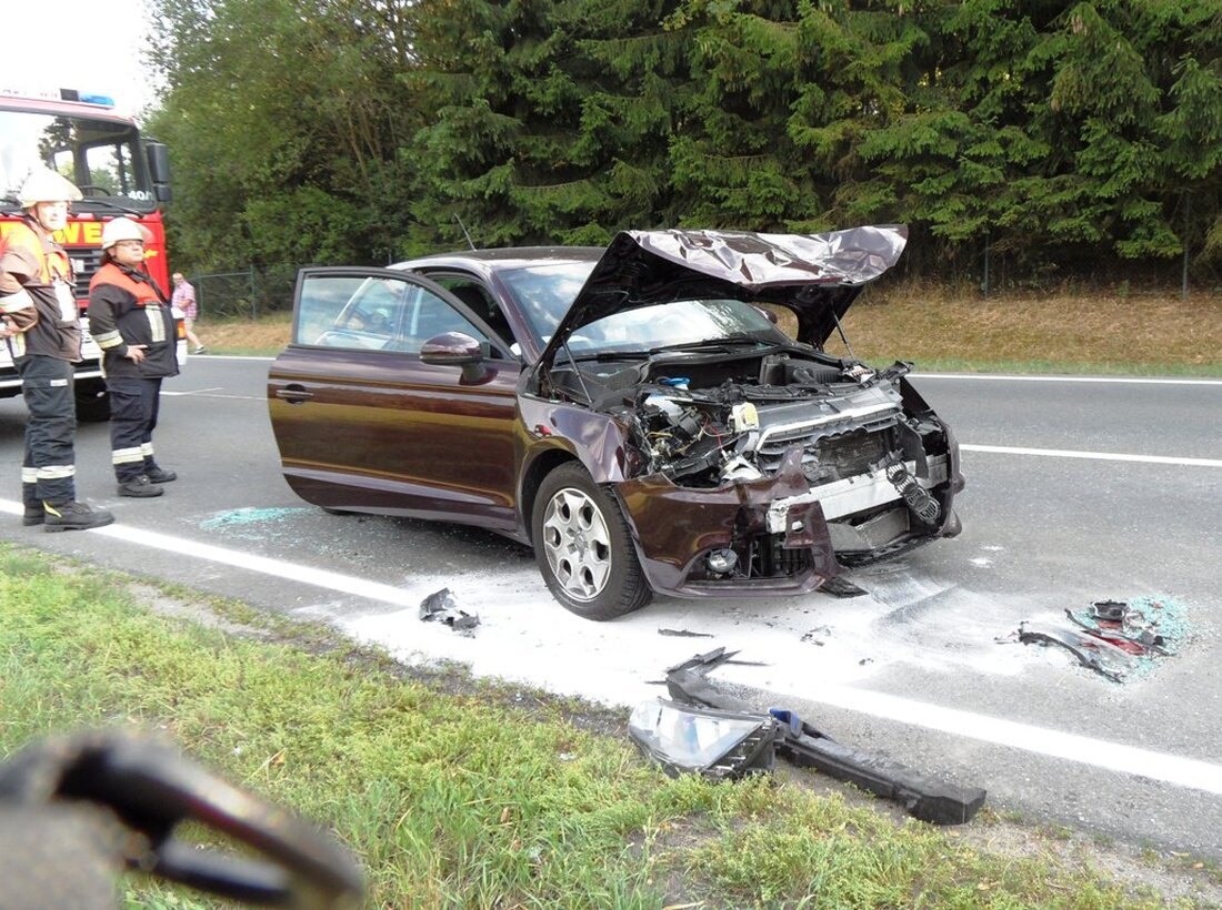 Altenstadt. Gestern krachte es auf der B 22 kurz nach Altenstadt in Richtung Bayreuth. Eine Parksteinerin fuhr auf einen vor ihr fahrenden Ford auf. Eine Person wurde leicht verletzt.  +++ [&hellip;]