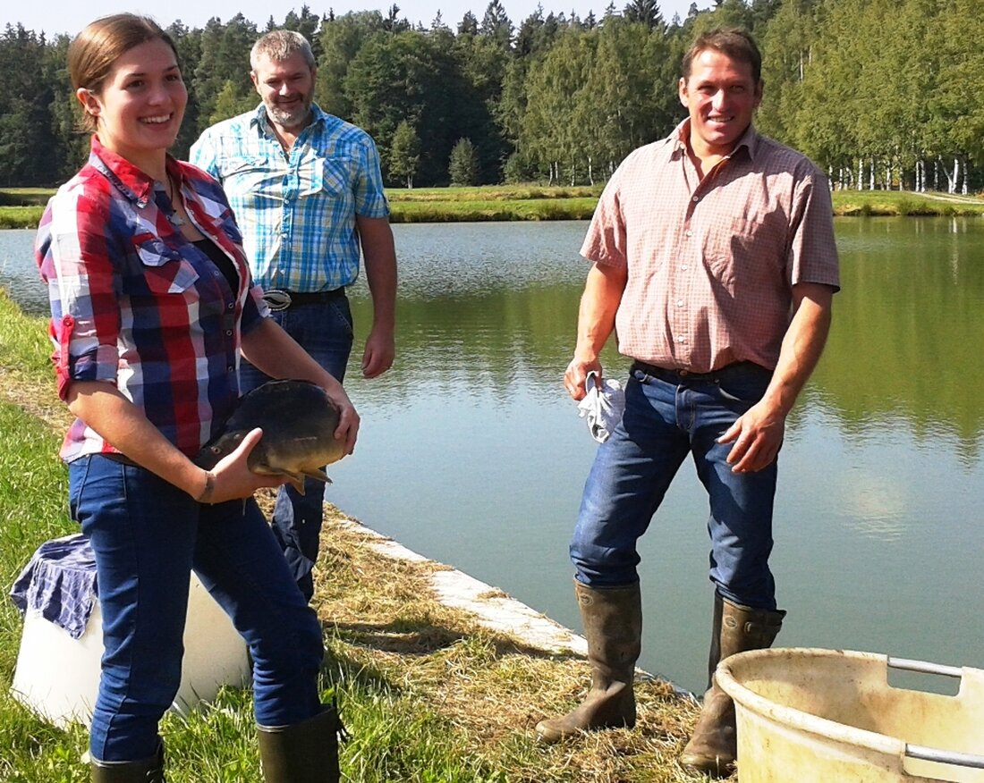 Tirschnereuth. Wie “fett” ist der Oberpfälzer Karpfen eigentlich wirklich? Unter den strengen Augen der Teichnixe Lena haben Züchter Klaus Bächer und Alex Schiener vom Fischerzeugerring einmal nachgemessen. Mit “schlanken” Ergebnissen.  [&hellip;]
