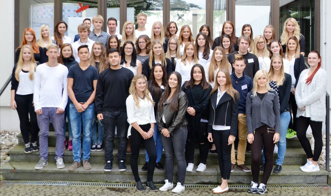 Wiesau. Mit 44 neuen Schülerinnen und Schülern sind die beiden Einstiegsklassen der staatlichen Berufsfachschule für Hotel- und Tourismusmanagement gut besetzt. Damit bereiten sich im Schuljahr 2015/16 insgesamt 113 junge Damen [&hellip;]