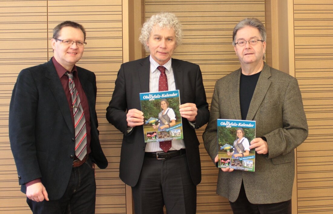Tirschenreuth. Bis zum Jahreswechsel ist es nicht mehr lang – Zeit also, sich mit einem Kalender für 2016 auszustatten. Der Buch- und Kunstverlag stellte jetzt seinen Oberpfalz-Kalender im Landratsamt vor. Mit [&hellip;]