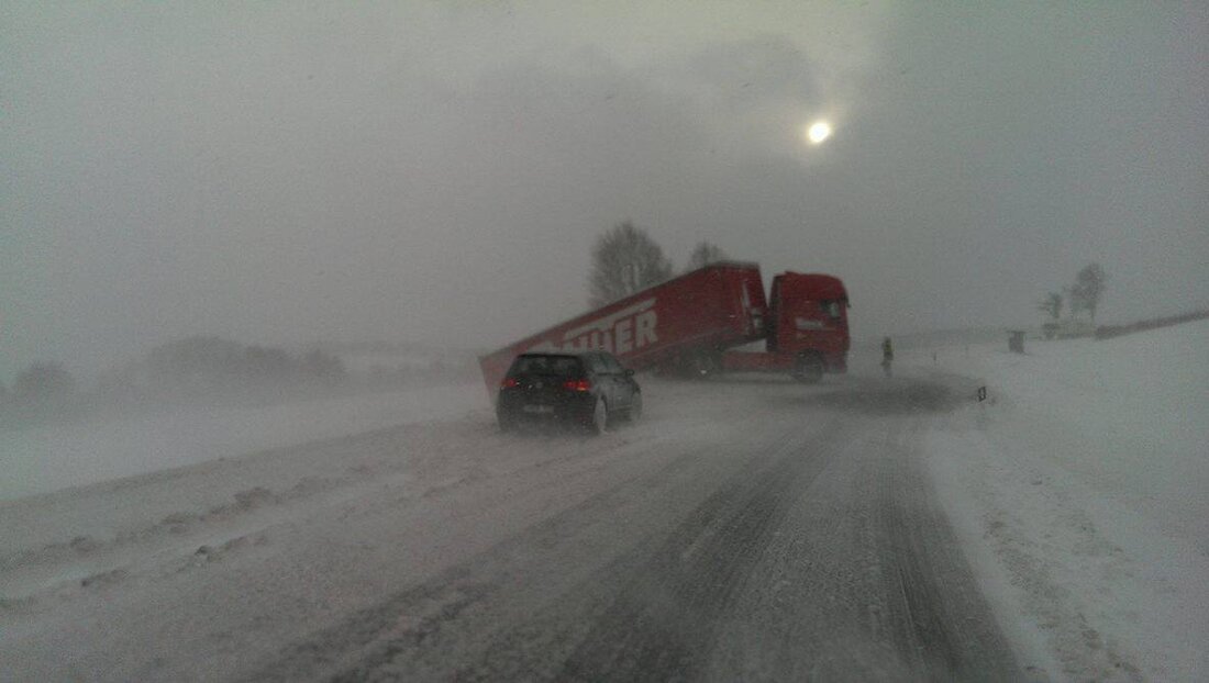 Eschenbach. Auch im Raum Eschenbach hinterließ das Sturmtief Egon vergangene Nacht und heute Morgen seine Spuren. Vor allem die Autofahrer wurden mit Schneeverwehungen und starken Seitenwinden konfrontiert. Umgefallene Bäume erschwerten den Autofahrern [&hellip;]