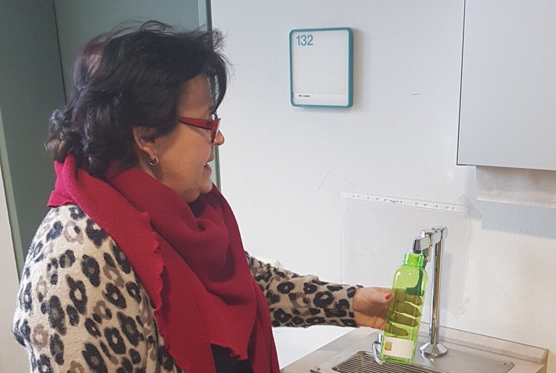 Weiden. Der Förderverein der Wirtschaftsschule hat allen Schülerinnen und Schülern wiederverwendbare Trinkflaschen gespendet. Damit wird der neue Wasserspender täglich genutzt – gut für Gesundheit, Umwelt und den Schulalltag.
