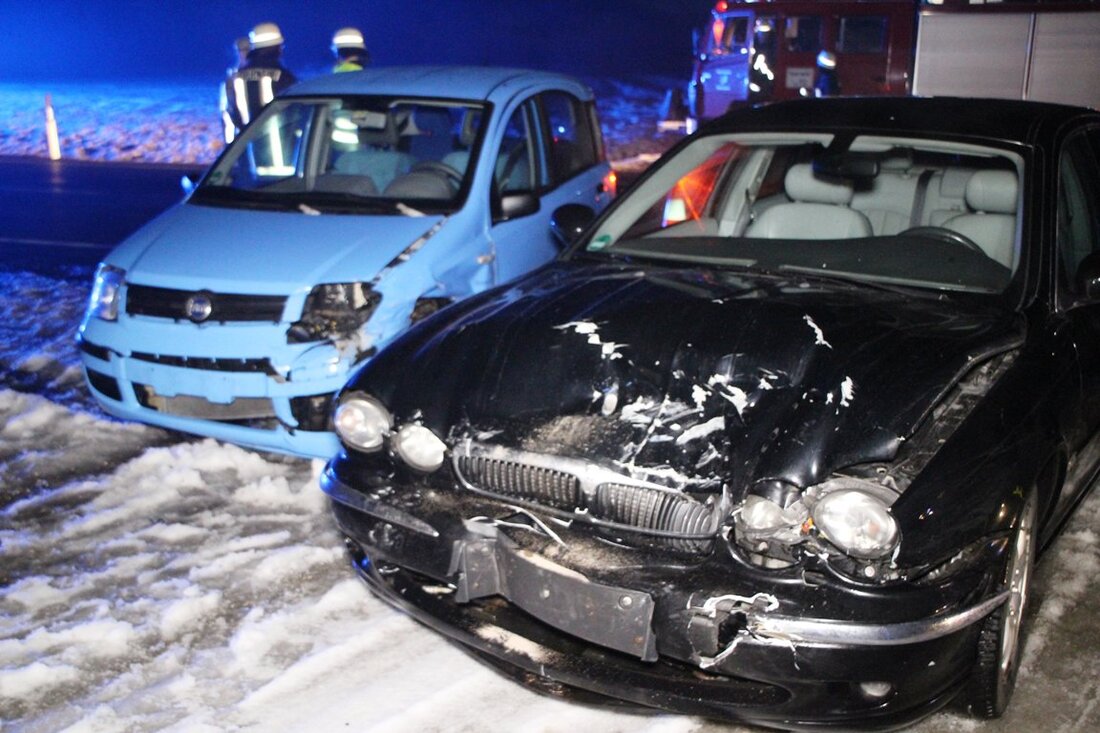 Parkstein/Schwarzenbach. Zwei Fahrzeuge krachten bei Parkstein ineinander, weil eine Autofahrerin beim Abbiegen ein entgegenkommendes Fahrzeug übersah.  Die Frau (47) aus dem Gemeindebereich Neustadt am Kulm wollte mit ihrem Fiat von einem Forstweg [&hellip;]