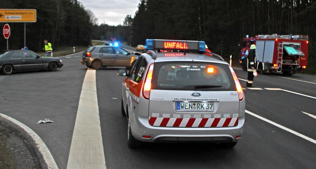 Schwarzenbach. In Schwarzenbach kam es zu einem Unfall mit zwei Totalschäden, als der Fahrer eines Toyota auf die B470 einfuhr und dabei einen vorfahrtsberechtigten Audi übersah. Am Dienstagnachmittag wollte ein Mann [&hellip;]