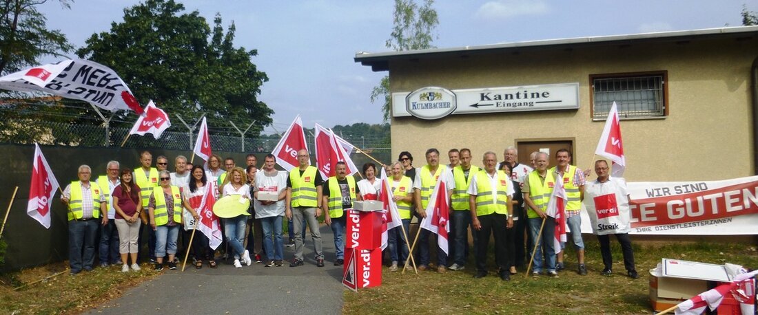 Grafenwöhr. Die Zivilbeschäftigten am US-amerikanischen Truppenübungsplatz in Grafenwöhr zeigten sich enttäuscht über ein fehlendes Arbeitgeberangebot bei den in Mainz eröffneten Tarifverhandlungen. Vor der Kantine am Standort Grafenwöhr informierte die Gewerkschaft ver.di [&hellip;]