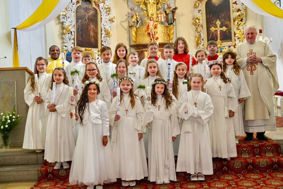 Eslarn. 17 Kinder feierten ihre erste Kommunion in der Pfarrkirche "Mariä Himmelfahrt", begleitet von der Blaskapelle "Werkstattmusikanten". Sie wurden intensiv im Religionsunterricht vorbereitet und der Festtag endete mit dem Segen Gottes.