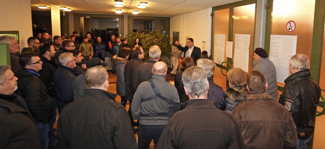 Floß. Diese und noch weitere Fragen beantwortete 2. Bürgermeister Oliver Mutterer bei einer Besichtigungstour durch die Flosser Mehrzweckhalle und des Sporttraktes. Von Harald Meierhöfer Eingeladen hatte er, damit die Flosser [&hellip;]