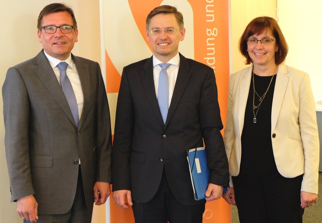 Weiden. Die berufliche Integration von Langzeitarbeitslosen und das Maßnahmekonzept der Agentur für Arbeit Weiden standen auf der Agenda beim Besuch von MdL Tobias Reiß. Mit den aktuellen Statistikzahlen im März stellten Thomas [&hellip;]