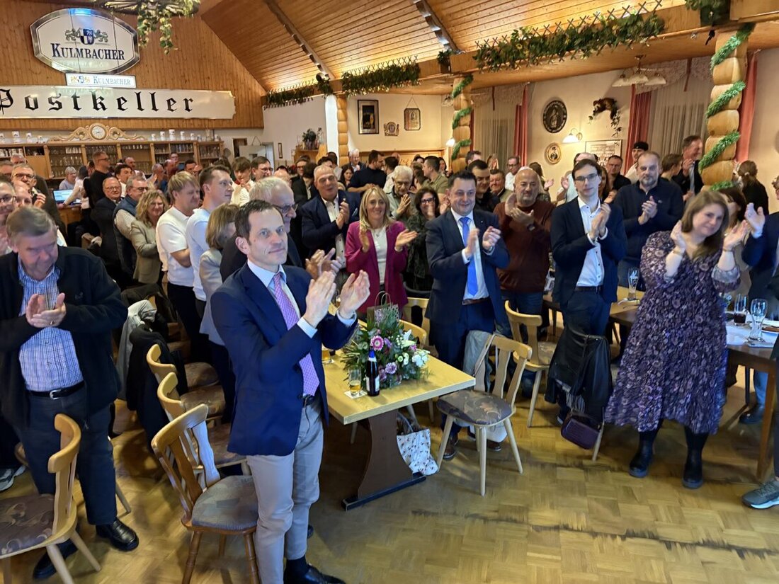Weiden.  Die CSU Weiden feiert am Sonntagabend am Postkeller den Wahlsieg von Benjamin Zeitler. Mit Freibier, Freischnitzel und Standing Ovations. Die SPD ist da schon zu Hause. 
