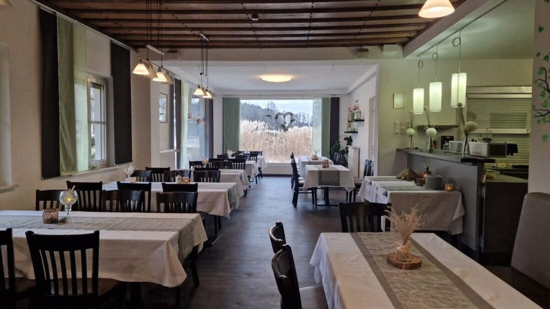 Weiden. Im Schätzlerbad wird die Weihnachtszeit gemütlich: Am Sonntag, 7. Dezember 2025, um 16 Uhr kommt der Nikolaus im die Gaststätte am Weiher.  