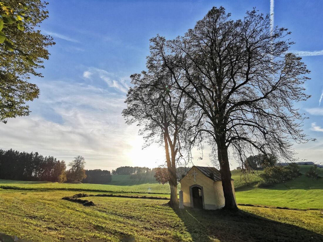 Leichau. Die Feldkapelle, ein Symbol tiefer Volksfrömmigkeit, wurde 1913 erbaut und zeigt die Bedeutung des Gebets und der Gemeinschaft.