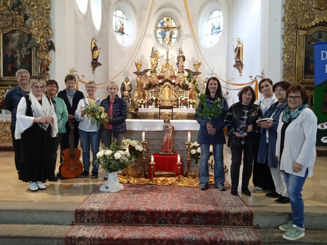 Floß. Der Katholische Frauenbund feierte eine eindrucksvolle Maiandacht in der Pfarrkirche St. Johannes der Täufer. Der Marienaltar wurde festlich geschmückt und die Andacht mit Marienliedern und Gebeten besonders gestaltet.