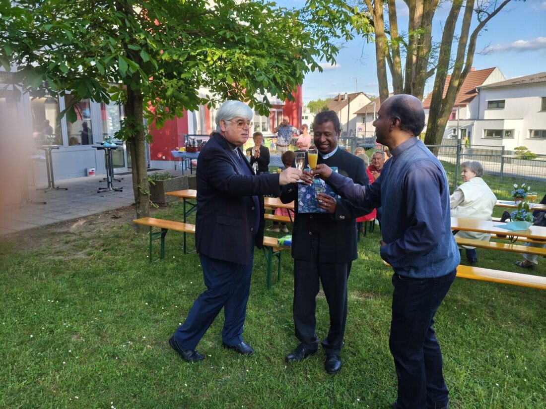 Weiden. Am Freitag feierte Pfarrvikar Celestine Thazhuppil seinen 50. Geburtstag in der Pfarrei St. Elisabeth.