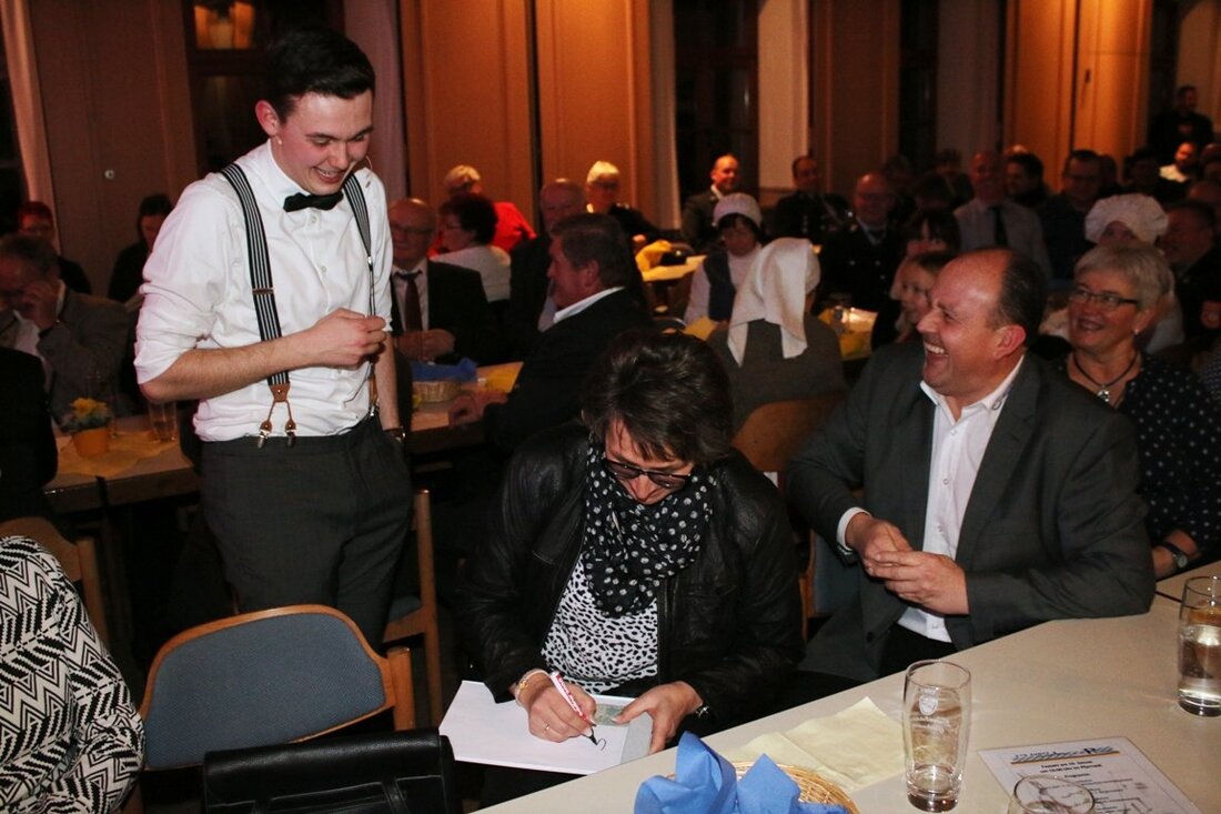 Burkhardsreuth/Trabitz. Am Sonnntagmorgen ereignete sich auf der NEW5 zwischen Trabitz und Preißach an der Abzweigung nach Burkhardsreuth ein schwerer Verkehrunfall mit zwei Autos. Fünf Personen und ein Hund wurden verletzt.