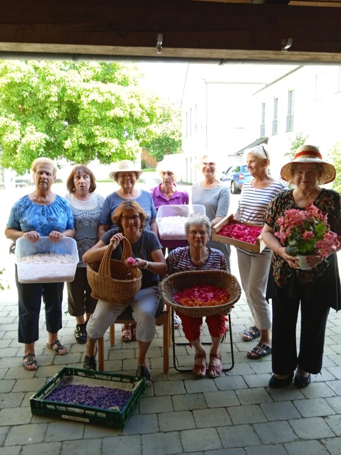 Floß. Mitglieder des Katholischen Frauenbundes Floß haben für Fronleichnam einen farbenprächtigen Blumenteppich angefertigt und wurden mit Kaffee und Kuchen belohnt. Der Blumenteppich zieht bei sonnigem Wetter viele Blicke auf sich.
